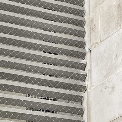 רשת מתכת מותקנת על תריסים למניעת כניסת יונים