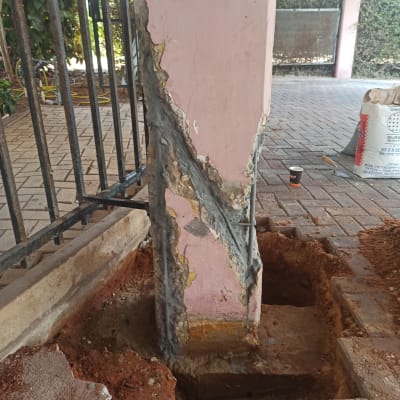 עמוד בטון עם תיקוני טיח וחפירה מסביב