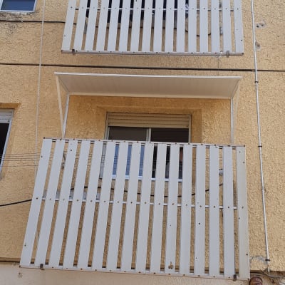מעקות אלומיניום לבנים על מרפסות בניין
