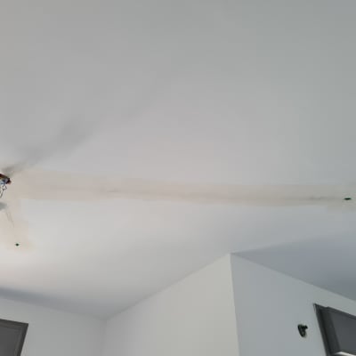 חוטי חשמל חשופים בתקרה עם בית מנורה