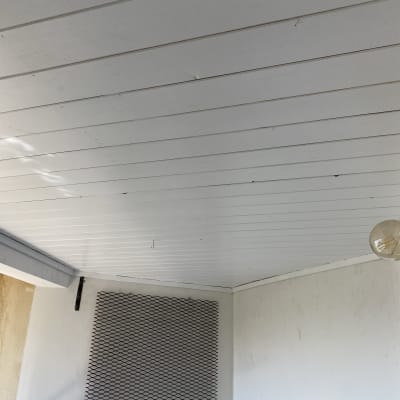 תקרה מעץ עם מנורה על הקיר