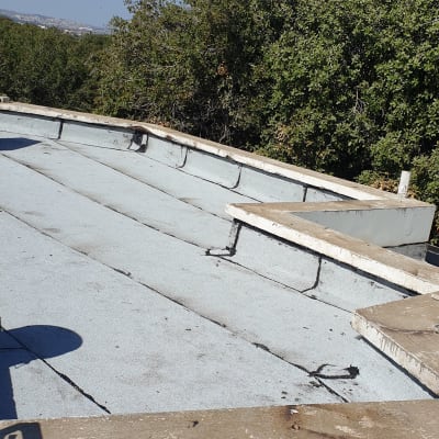 גג אטום עם יריעות ביטומניות ואיטום בזפת