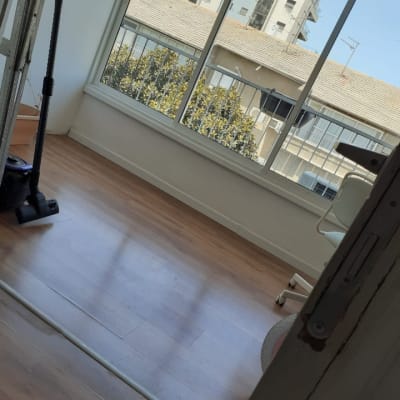 חלון אלומיניום גדול עם נוף לבניינים