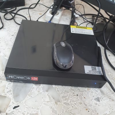 מכשיר הקלטה של מצלמות אבטחה עם עכבר על גבי