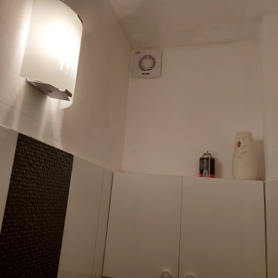 מנורת קיר ומאוורר תקרה בחדר