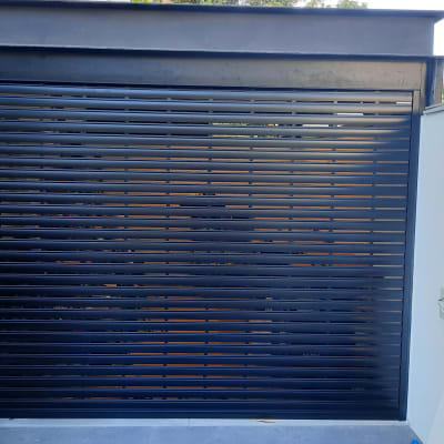 דלת תריס אלומיניום שחורה סגורה