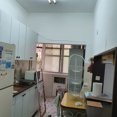 מטבח עם קירות צבועים בלבן ותאורה פלורסנטית