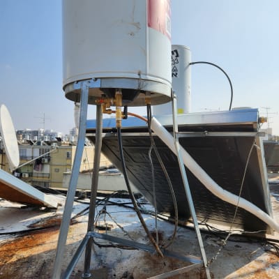 דוד שמש עם צינורות ומחברים על גג