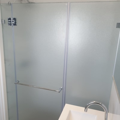 דלת זכוכית למקלחת עם ידית מתכת