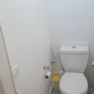 חדר שירותים עם אסלה ודלת פתוחה