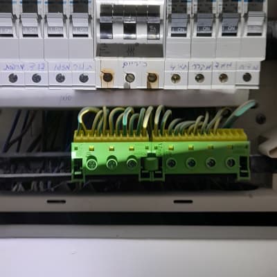 לוח חשמל עם מפסקים וחוטים