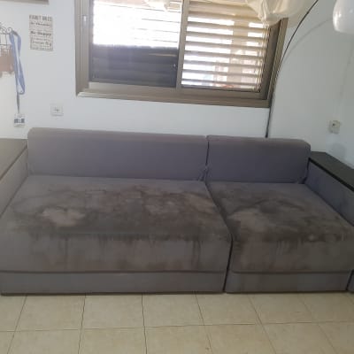 ספה אפורה עם כתמים כהים על המושב