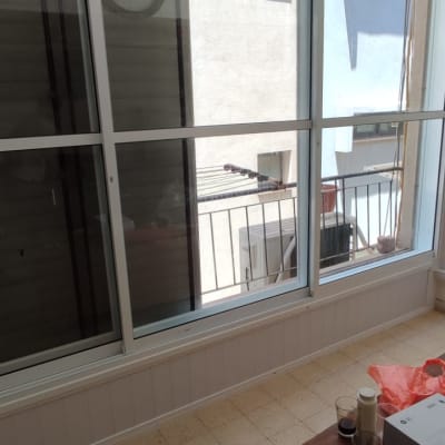 חלון אלומיניום עם מסגרת לבנה