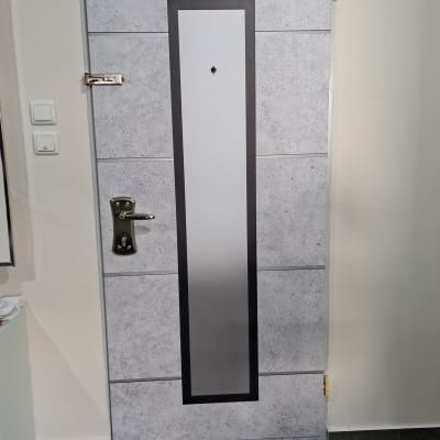 דלת מצופה עם ידית מתכת ומנעול