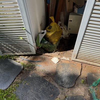 אזור חיצוני עם צינור מים חשוף ודלתות מתכת פתוחות