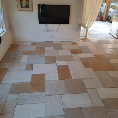 רצפה נקייה עם אריחים בצבעים שונים