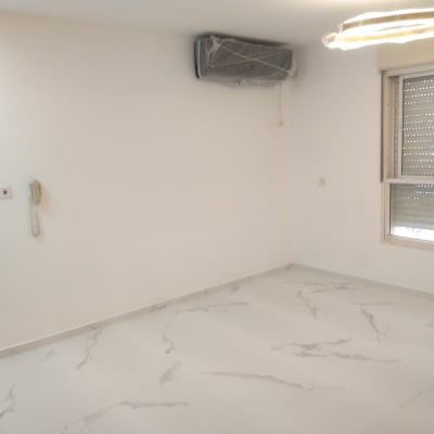 חדר עם רצפת שיש, מזגן מכוסה, תאורה חדשה