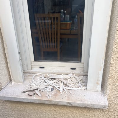 שאריות חומר איטום על אדן חלון