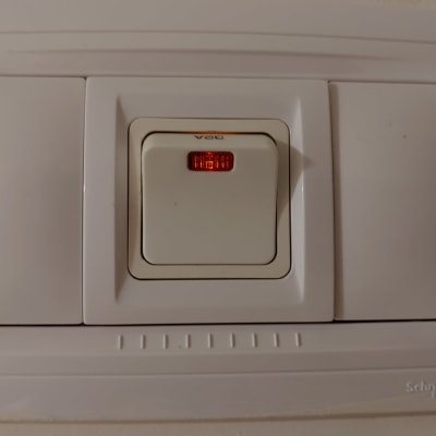 מתג חשמל עם נורית חיווי אדומה