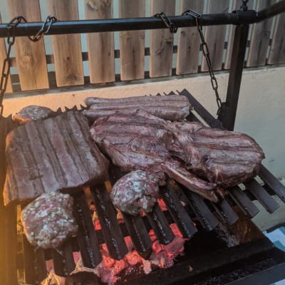 בשר על גריל פחמים עם להבות קטנות