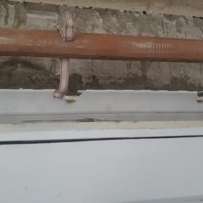 שבר בתריס עם רצועה אדומה