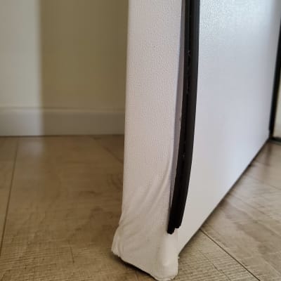 ציפוי דלת לבן עם קצה שחור על רצפת עץ