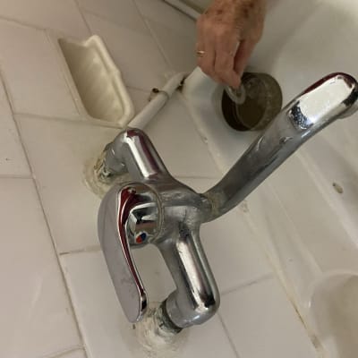 ברז כרום עם ידית, יד מתקנת צינור