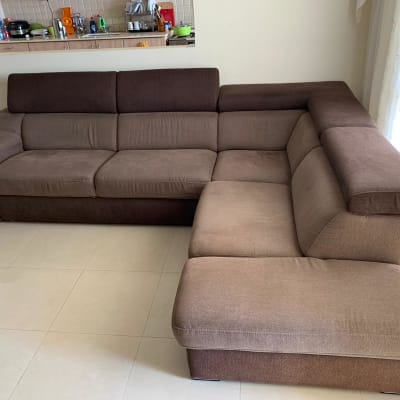 ספה פינתית חומה על רצפת קרמיקה