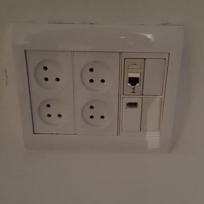 שקעי חשמל ויציאת רשת על קיר