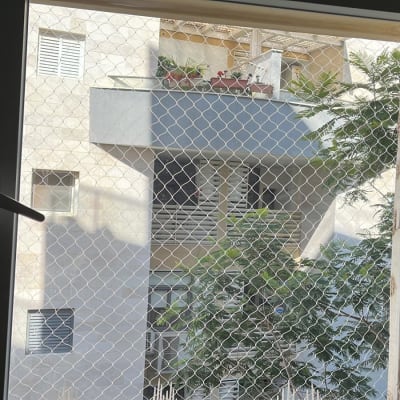 רשת על חלון למניעת כניסת יונים