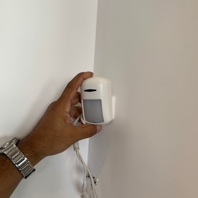 יד מחזיקה חיישן תנועה עם כבלים מחוברים