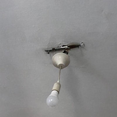 נורה תלויה מהתקרה עם חוט חשמל חשוף