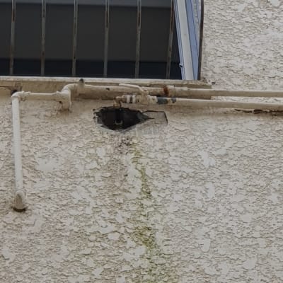 צינור מים חיצוני עם נזילה בקיר