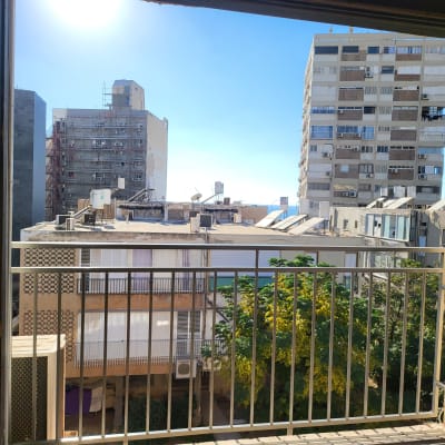 מסגרת חלון עם נוף של בניינים ועצים