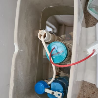 מיכל הדחה עם מנגנון פלסטיק וצינורות