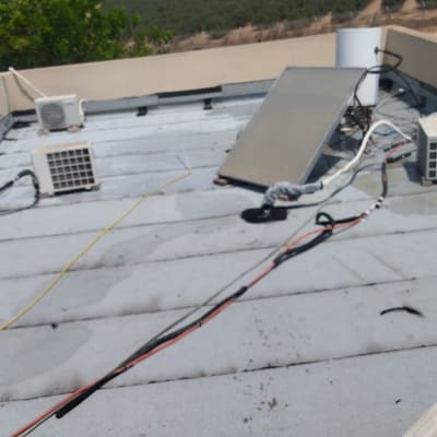 גג אטום עם יריעות ביטומניות וכבלים חשמליים