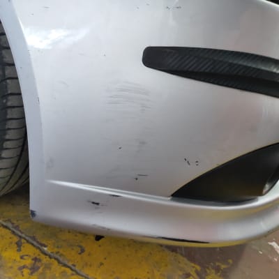 פגוש רכב כסוף עם שריטות ושפשופים