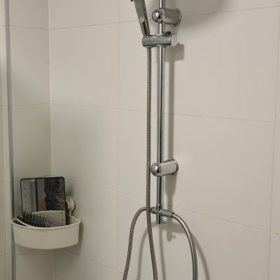 ראש מקלחת עם צינור ומחזיק קיר