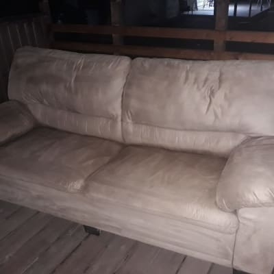 ספה חומה עם כתמים על משטח עץ