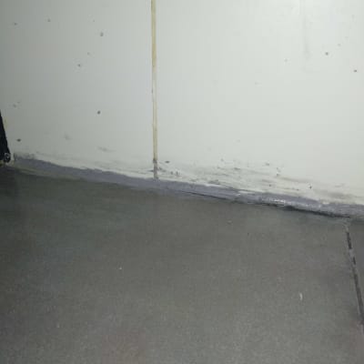 קיר עם סימני רטיבות ותיקון טיח