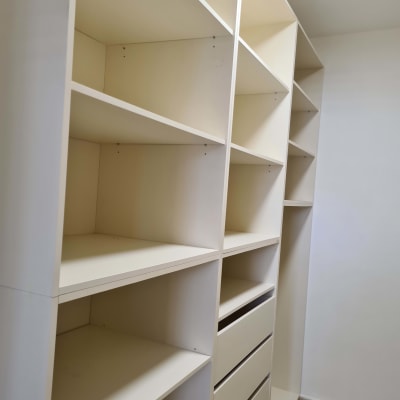 בניית ארונות לפי הזמנה לחדר ארונות. 