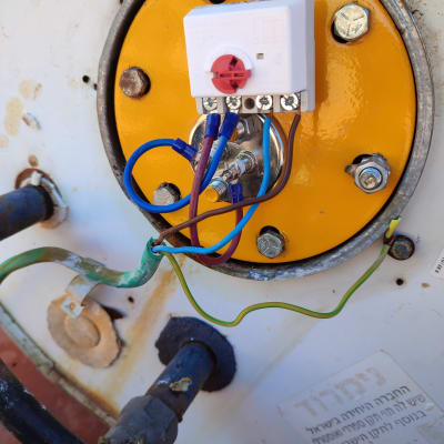 חיבורים חשמליים על דוד שמש עם כבלים צבעוניים