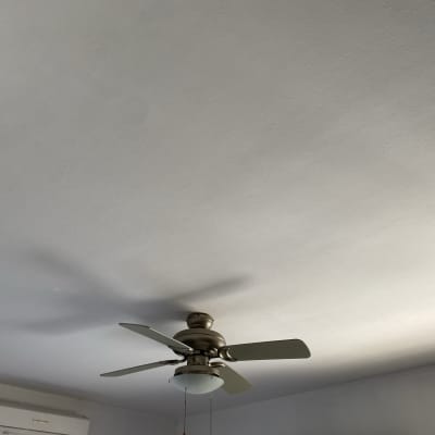 תקרה צבועה בלבן עם מאוורר תקרה