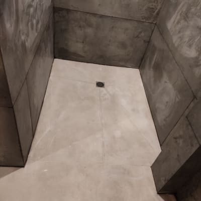 רצפת אריחים חדשה עם ניקוז במרכז