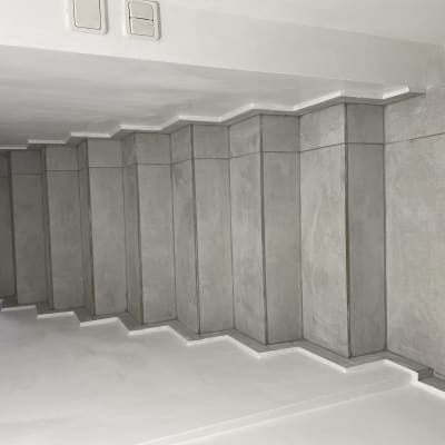 מדרגות בטון אפורות עם קירות צבועים בלבן