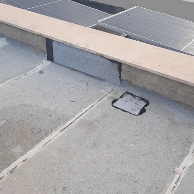 איטום גג עם יריעות ביטומניות וסרט דבק שחור