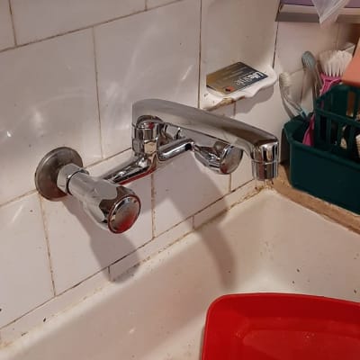 ברז כרום מותקן מעל כיור עם ניקוז