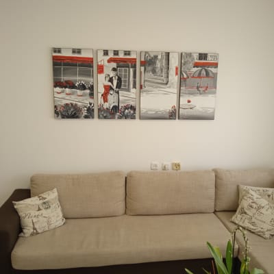 תמונה של ארבעה ציורים תלויים על קיר לבן