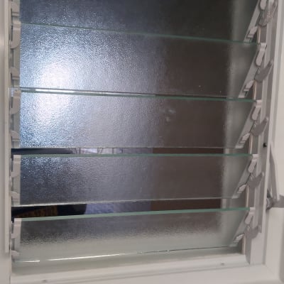 תריסי אלומיניום עם זכוכית חלבית