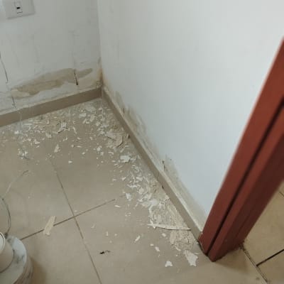 קיר עם קילופי צבע ורצפה עם שאריות צבע